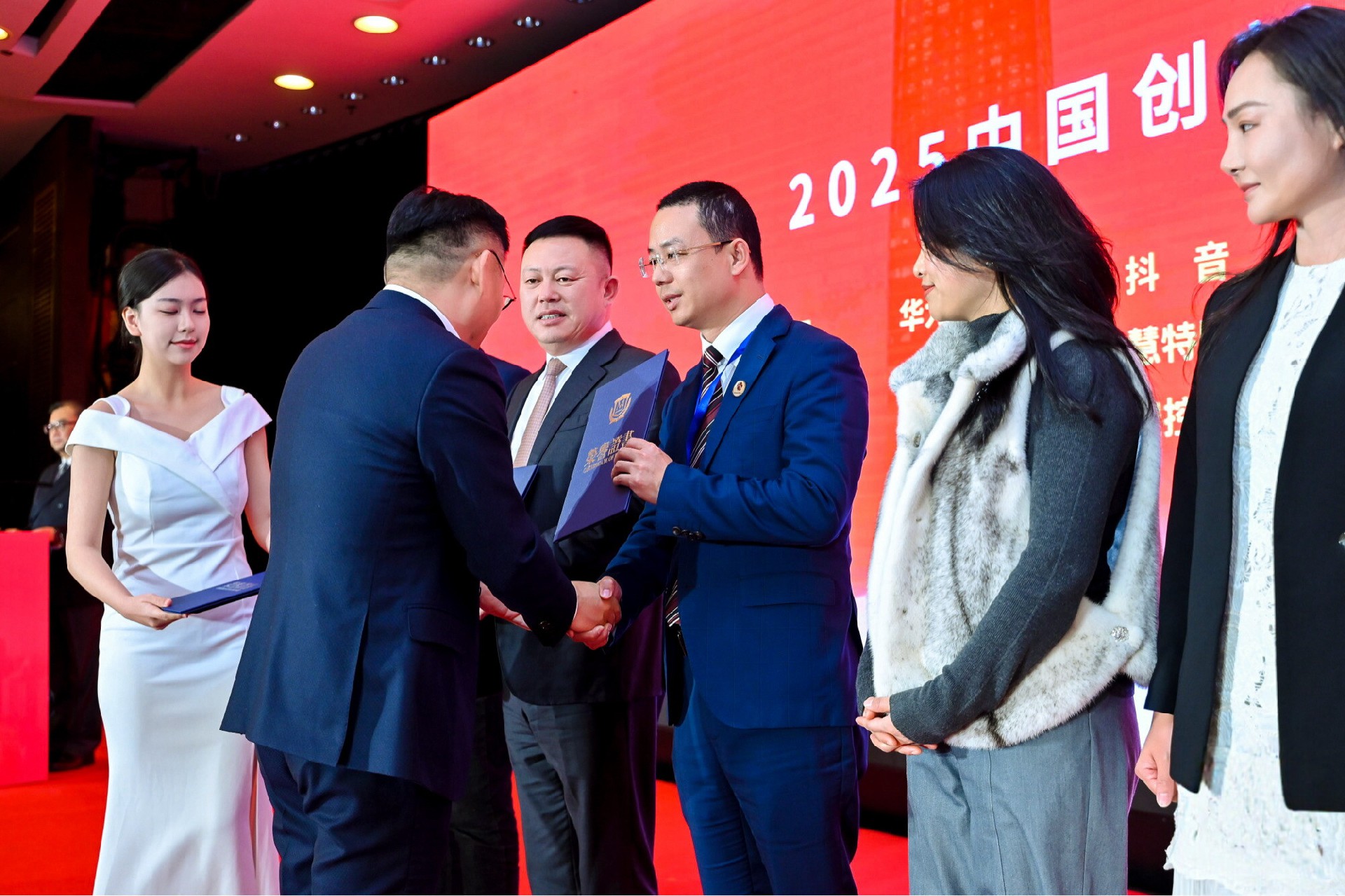 2025中国经济高峰论坛，瑞得莱恩酒业荣获《2025中国创新品牌500强》